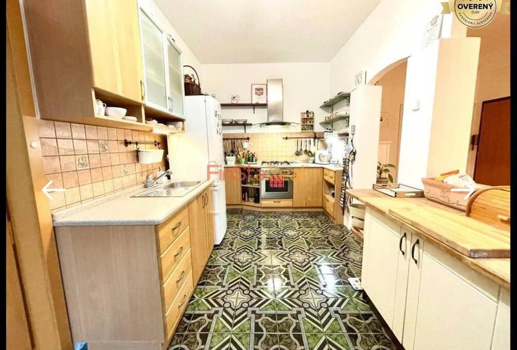 Economy Apartment 2 Min From The Main Station Bratislava Exterior foto